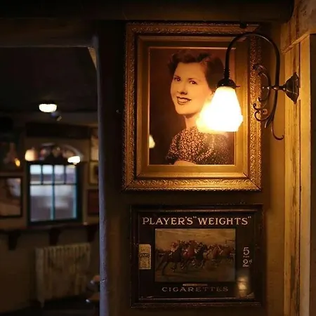Tigh Mary Donals Bar & Rooms At Whitegates *